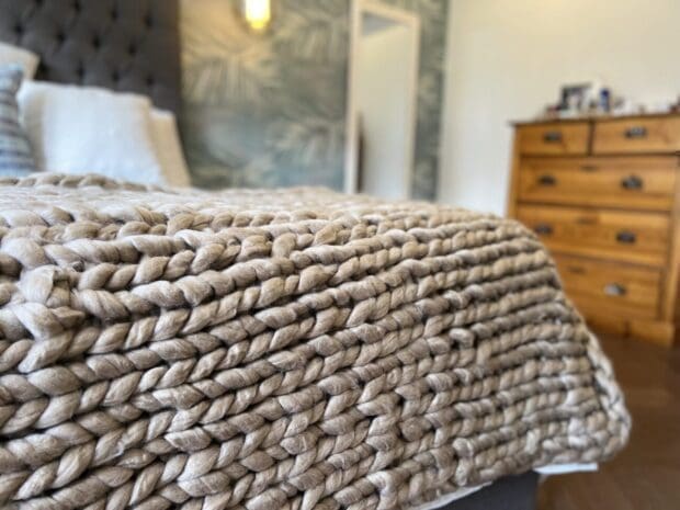 Natural-colored chunky knit throw for your bed