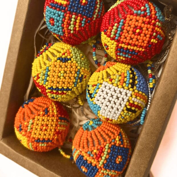 Stunning Handmade Beaded Christmas Baubles (6-pack Ornaments) - Image 4